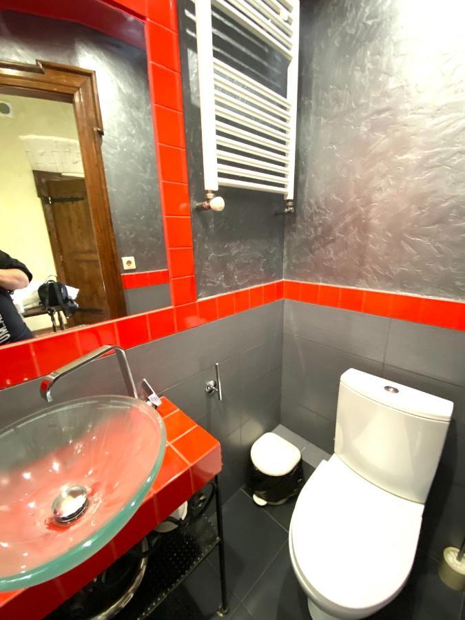 Квартира Подобово На Площі Ринок 39 Сам Центр Львова Ngoại thất bức ảnh